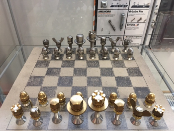 Schachfiguren Set aus Schrauben, Muttern und Scheiben aus Edelstahl und Messing