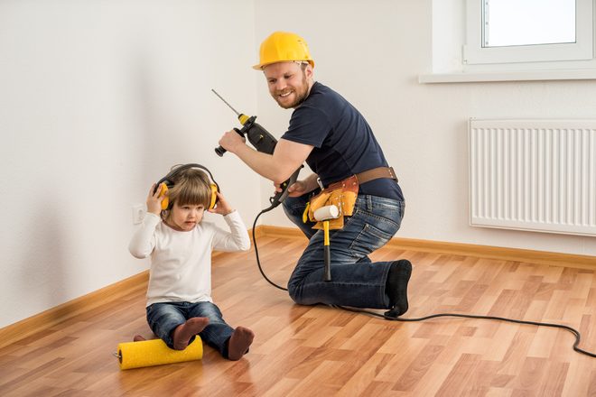 Ein Vater und seine Tochter, kurz davor gemeinsam ein Loch in die Wand zu bohren.