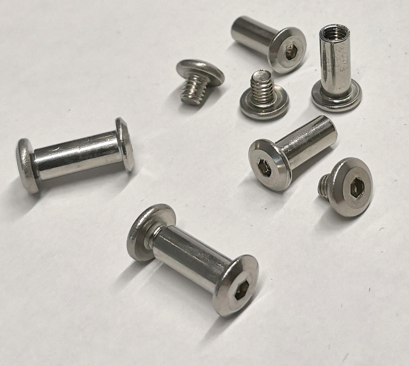 Hülsenmutter A2 M4 Innensechskant mit Schraube M4 x 5