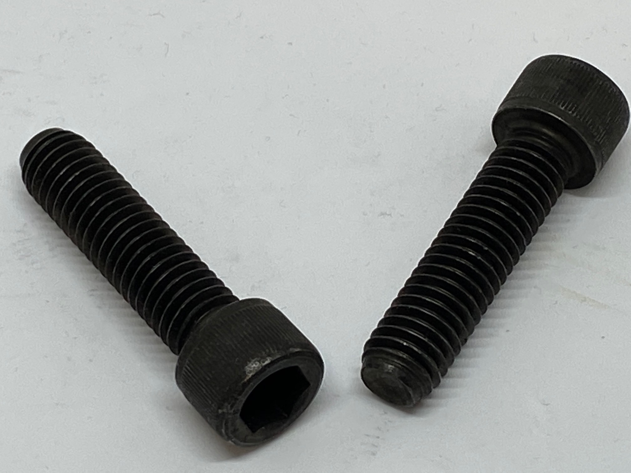 Zylinderkopf mit Innensechslant DIN 912 12.9 Festigkeit  5/15" BSF x 19mm